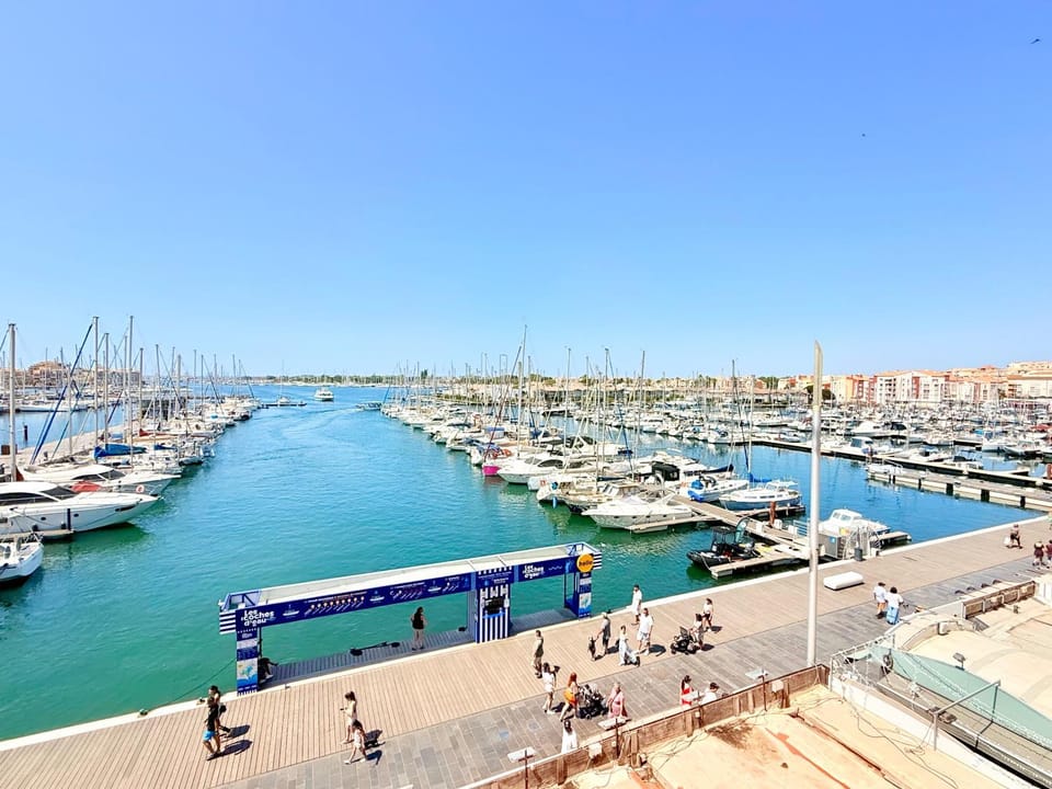 Duplex-HYPER Centre Cap d'Agde - 9 personnes - Vue port et Mer - WIFI Apartment in Agde