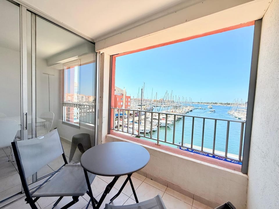 Duplex-HYPER Centre Cap d'Agde - 9 personnes - Vue port et Mer - WIFI Apartment in Agde