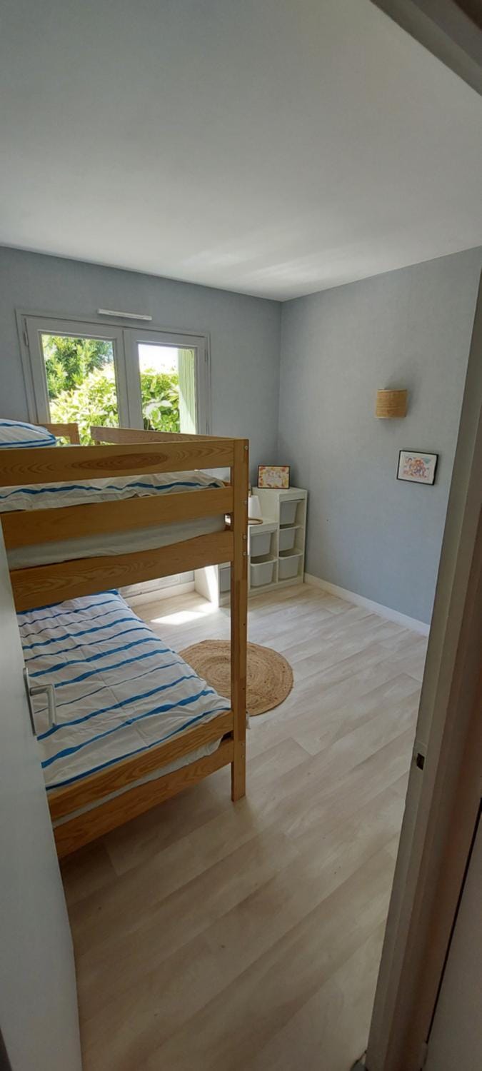 Bedroom, bunk bed