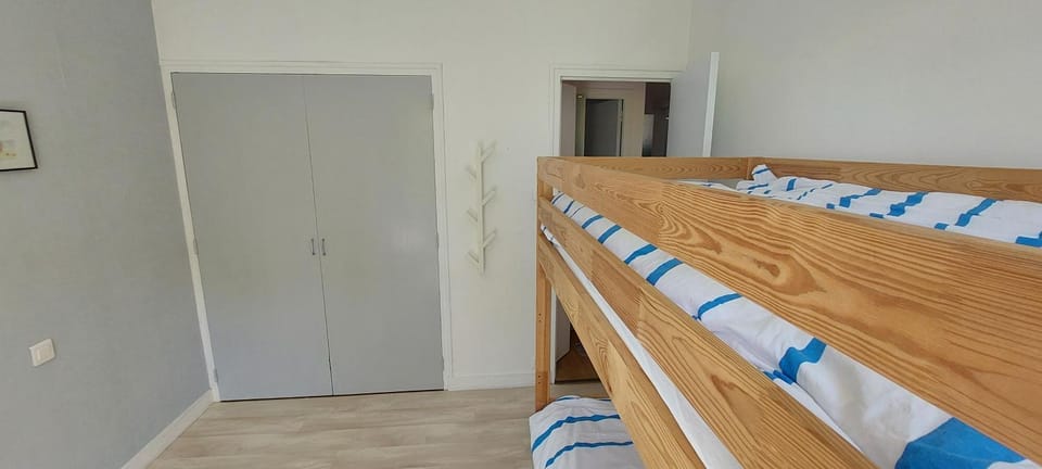 Bedroom, bunk bed