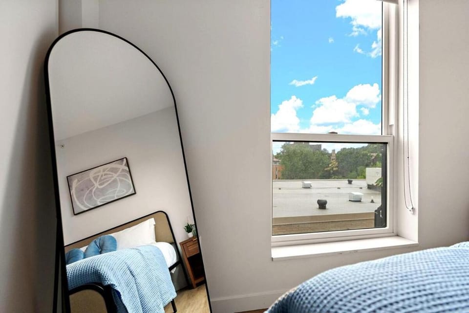 W517 Stylish 1Bd In Heart of Minneapolis, Minutes From Minneapolis Convention Center & US Bank Arena Apartment in Loring Park