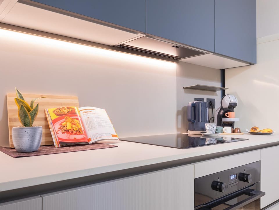 Coffee/tea facilities, Kitchen or kitchenette, stove