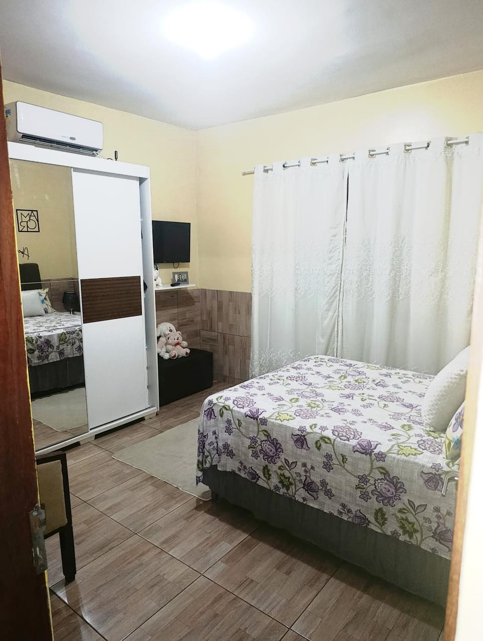 Bed, TV and multimedia, Photo of the whole room, wardrobe, air conditioner