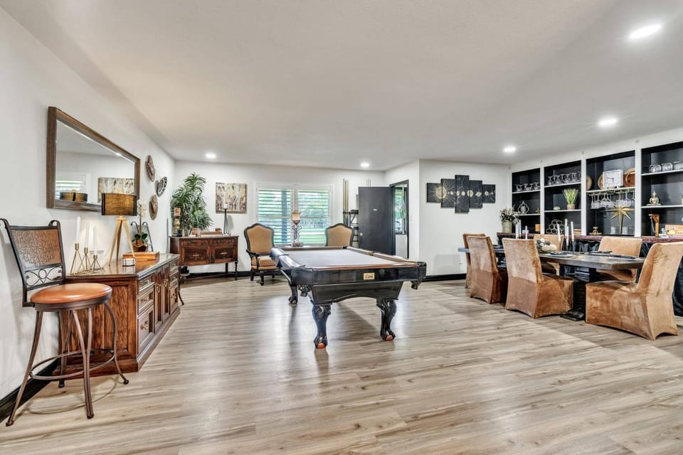 Billiard, Game Room, group of guests