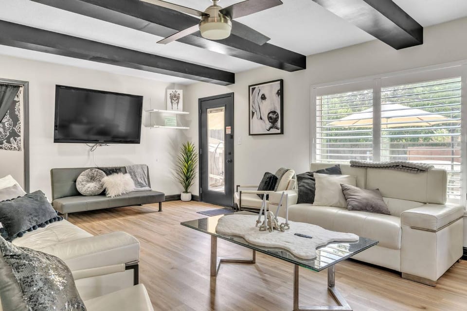 TV and multimedia, Living room, Seating area, Entertainment, Family