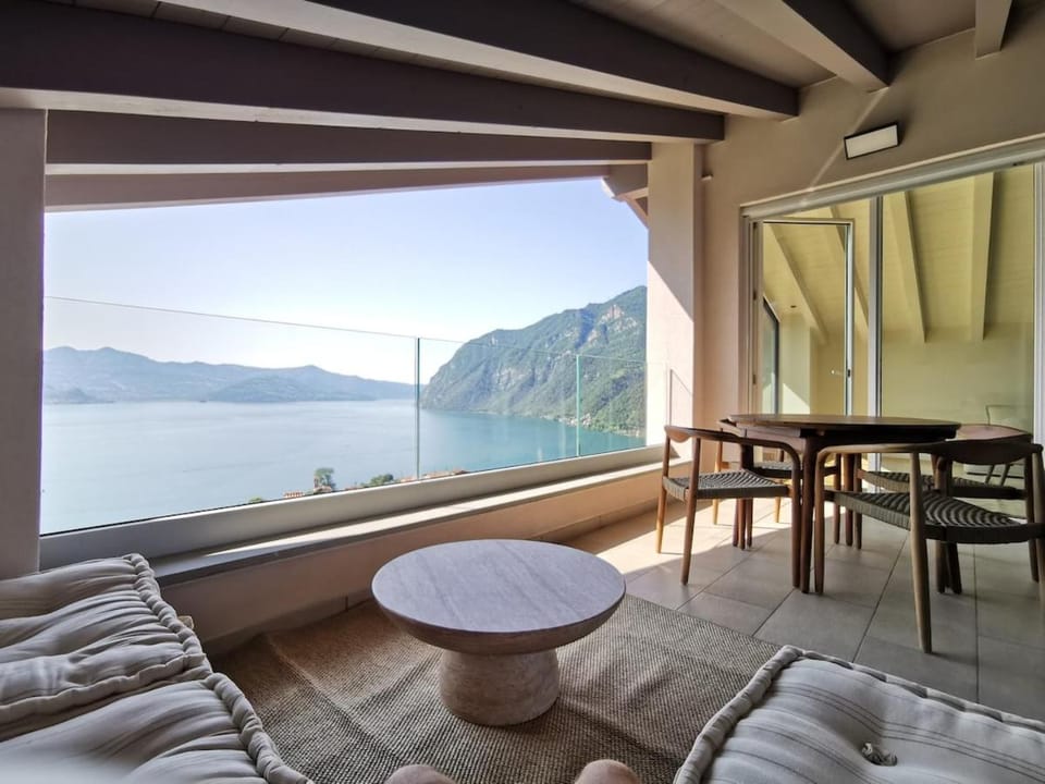 Natural landscape, Balcony/Terrace, Seating area, Lake view, Mountain view