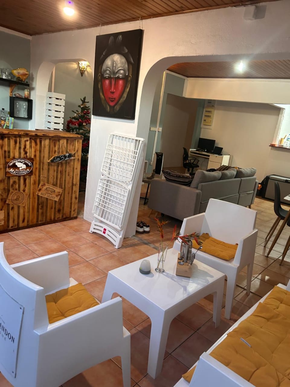 Dining area, minibar