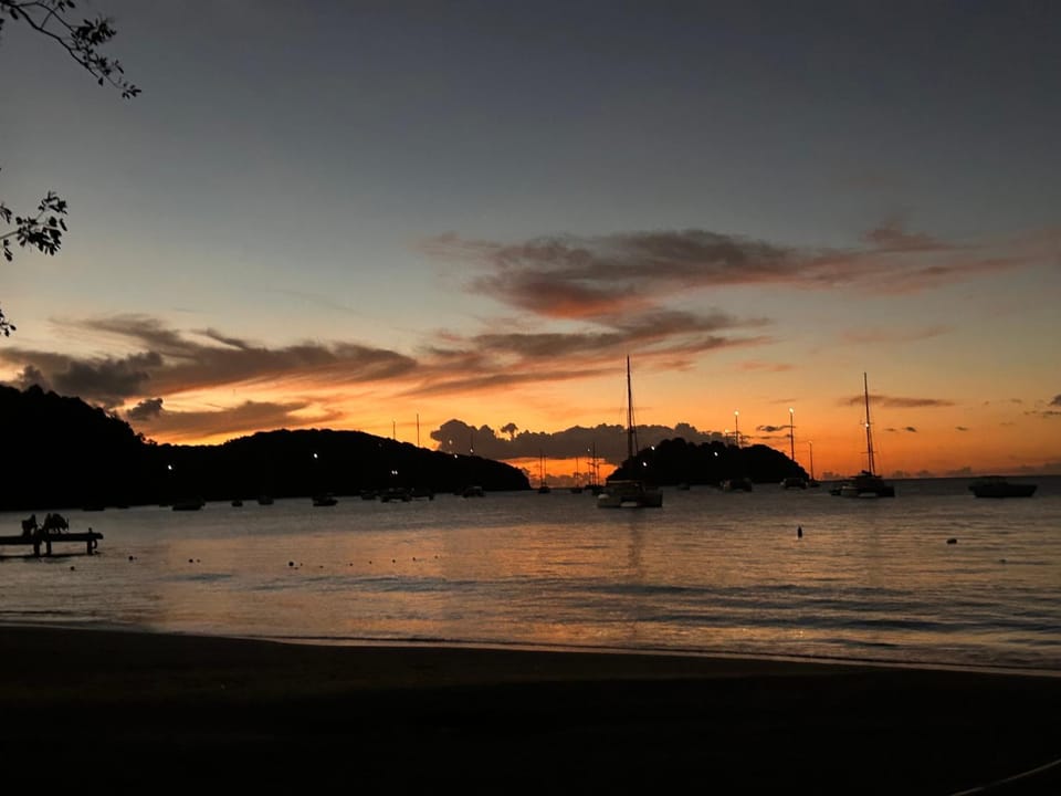 Spacieux 77m2 les pieds dans l'eau, à la plage d'Anse à L'Ane Apartment in Les Trois-Îlets