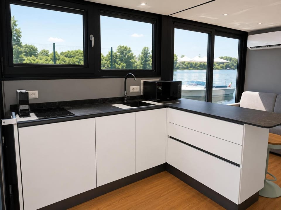 Coffee/tea facilities, Kitchen or kitchenette, dishwasher, microwave, kitchen