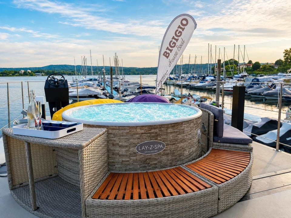 Hot Tub, Lake view