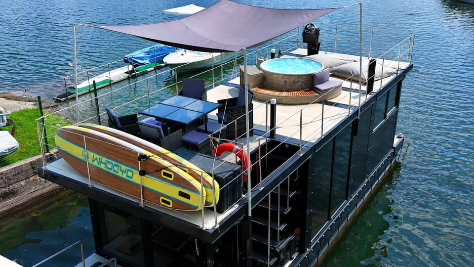Property building, Hot Tub, Lake view