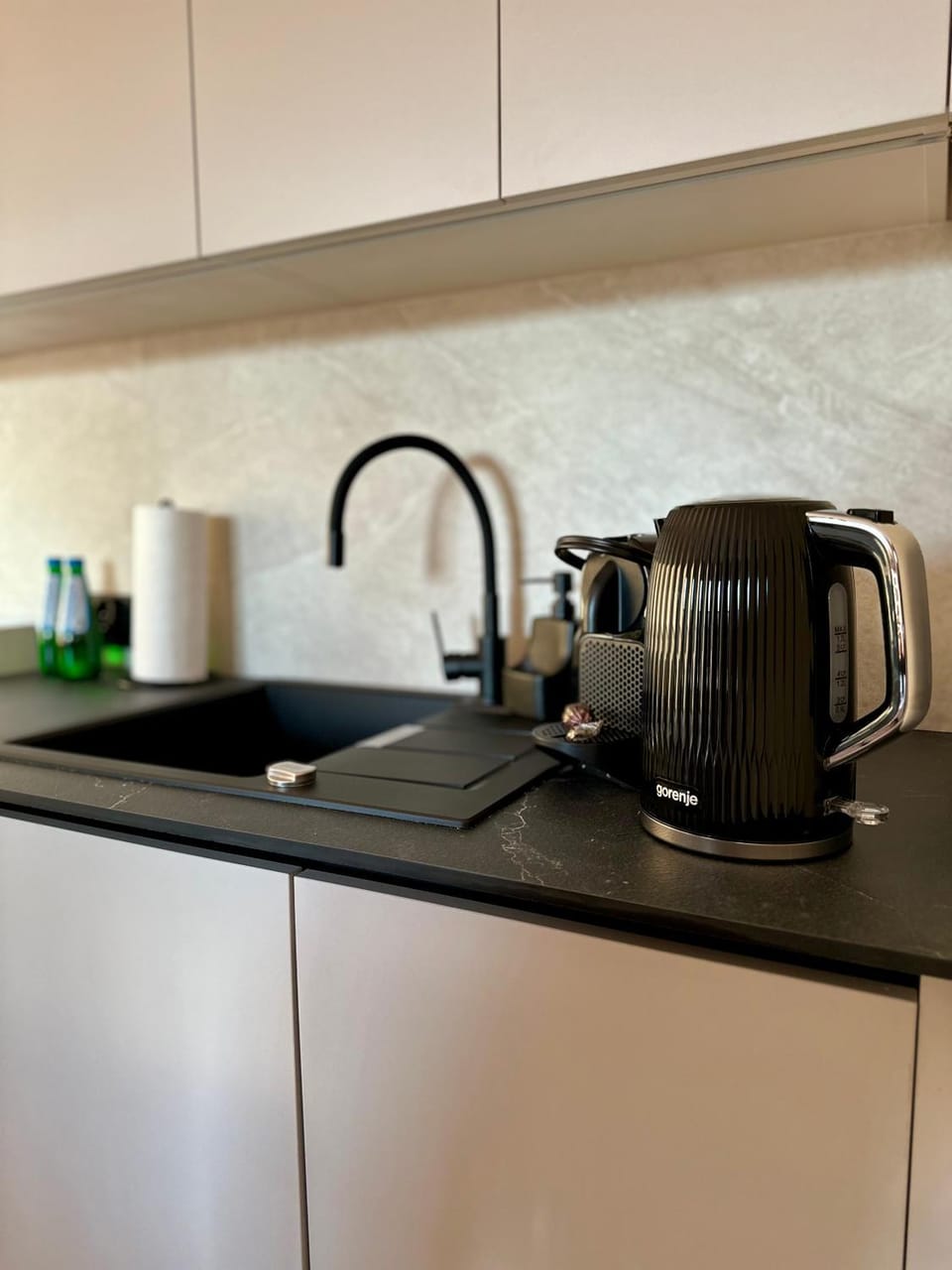 Coffee/tea facilities, Kitchen or kitchenette, dishwasher, stove, toaster