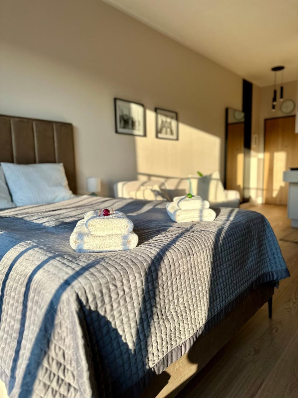 Bed, Photo of the whole room, Bedroom, towels