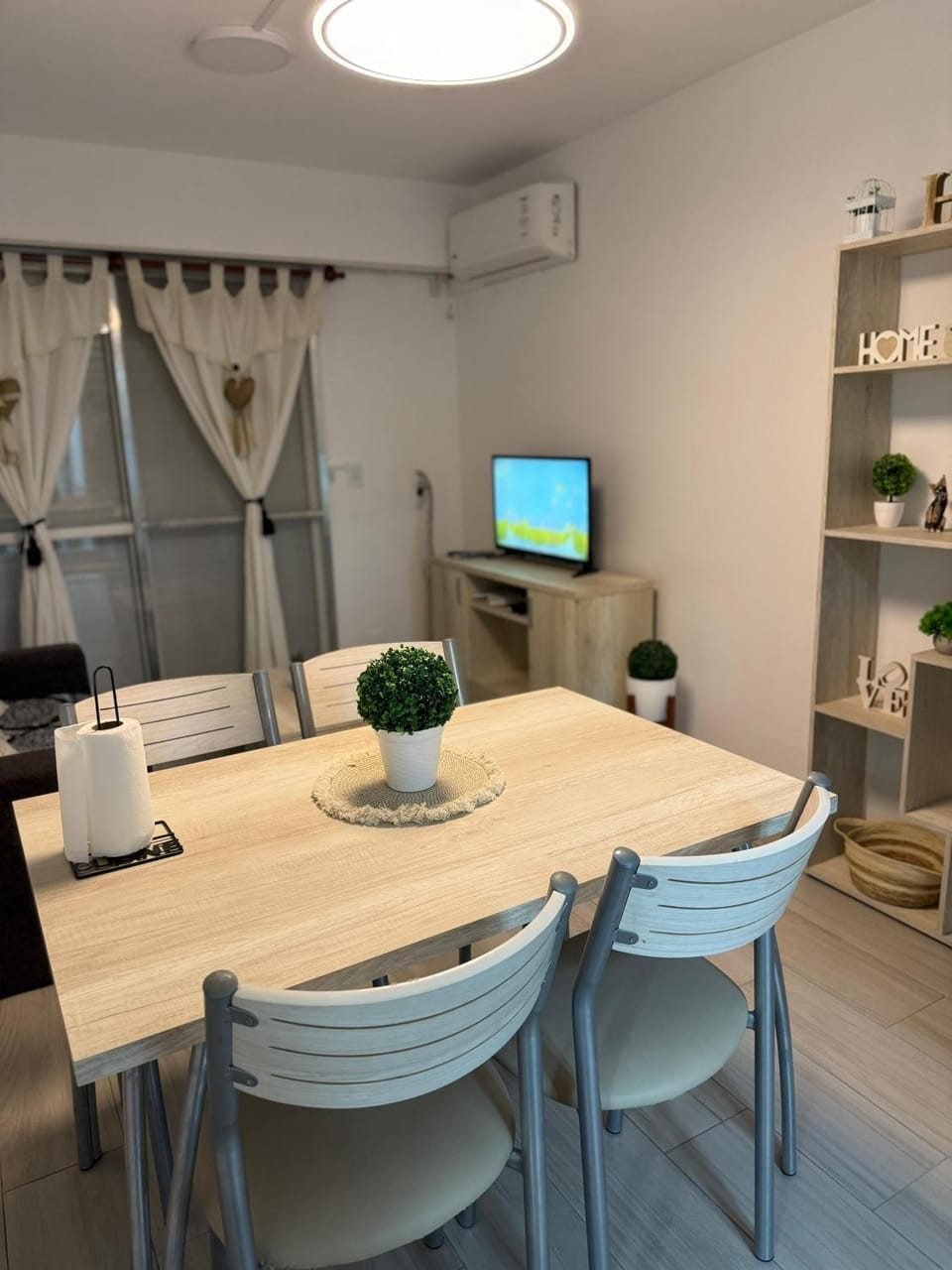 TV and multimedia, Living room, Seating area, Dining area, air conditioner