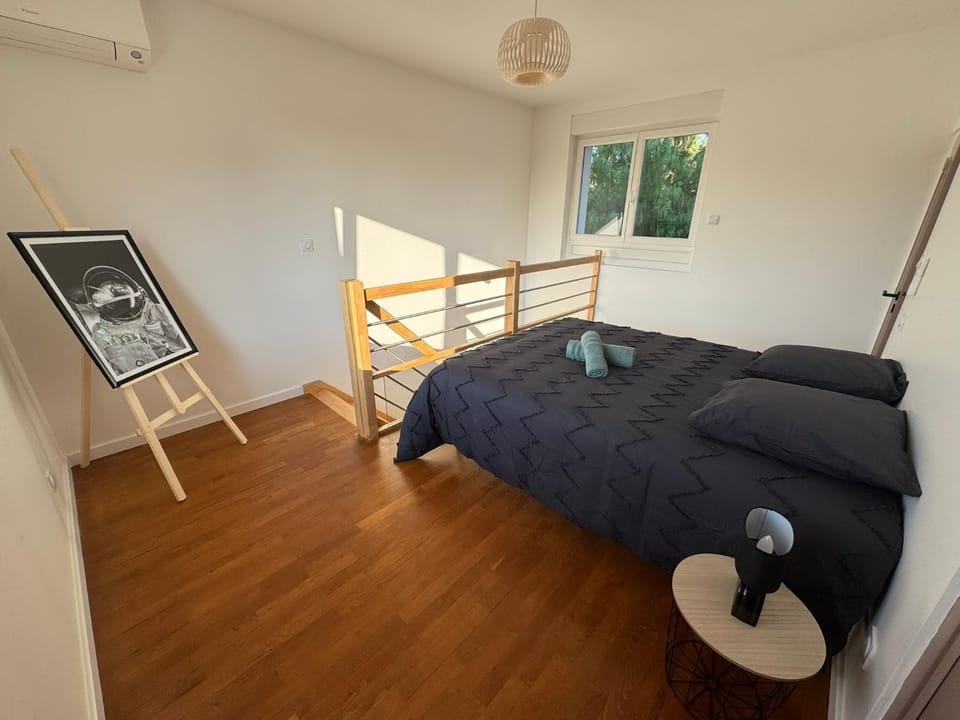 Bed, Photo of the whole room, Bedroom