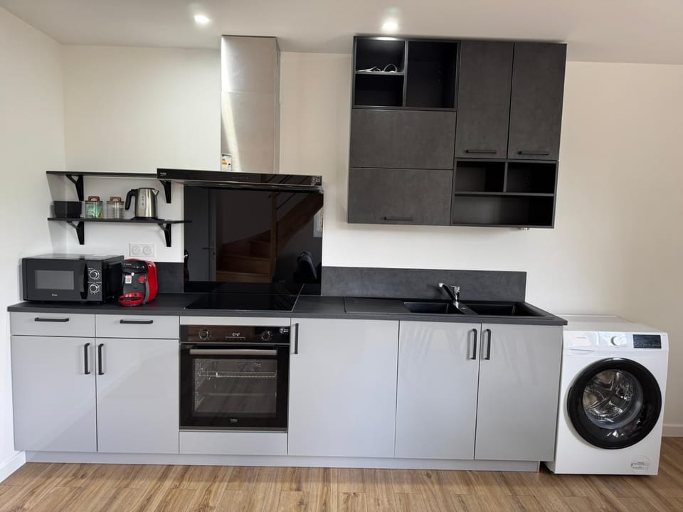 Coffee/tea facilities, Kitchen or kitchenette, oven, stove, washing machine