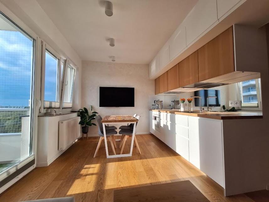 TV and multimedia, Dining area, dishwasher, oven, stove
