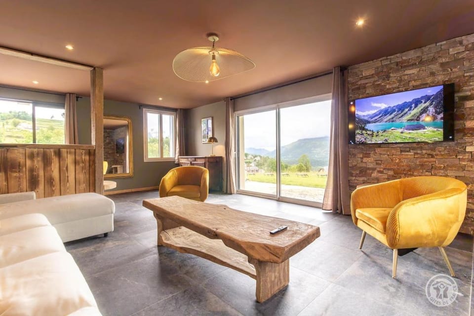 Natural landscape, TV and multimedia, Living room, Seating area, Mountain view