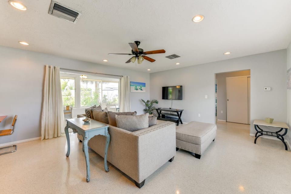 30-Day Retreat Near Siesta Key | Pet Friendly House in Florida