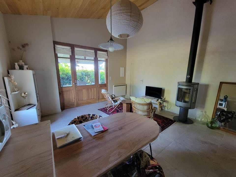 TV and multimedia, Living room, Seating area, Dining area