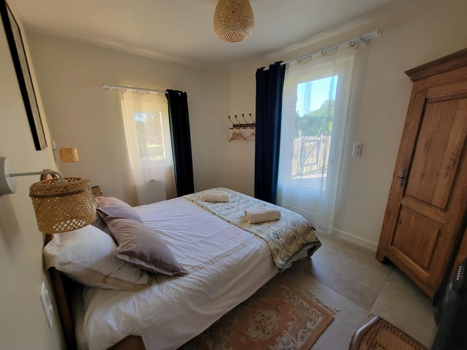 Photo of the whole room, Bedroom