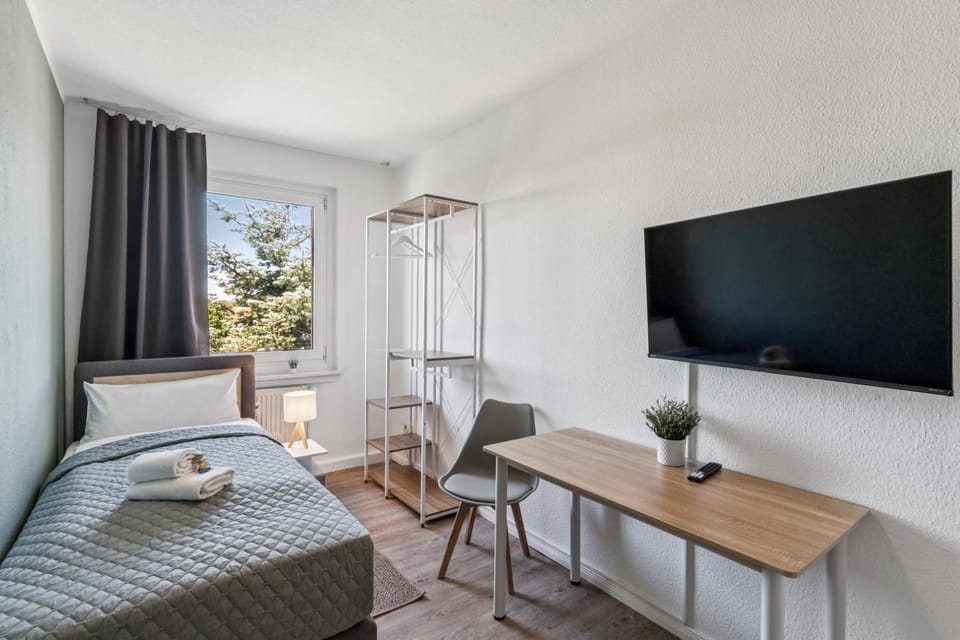 Bed, TV and multimedia, Photo of the whole room, Bedroom