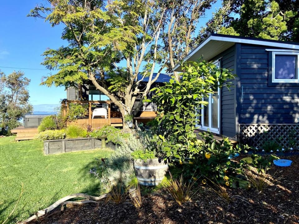 Family home - stunning sea views! House in Auckland Region