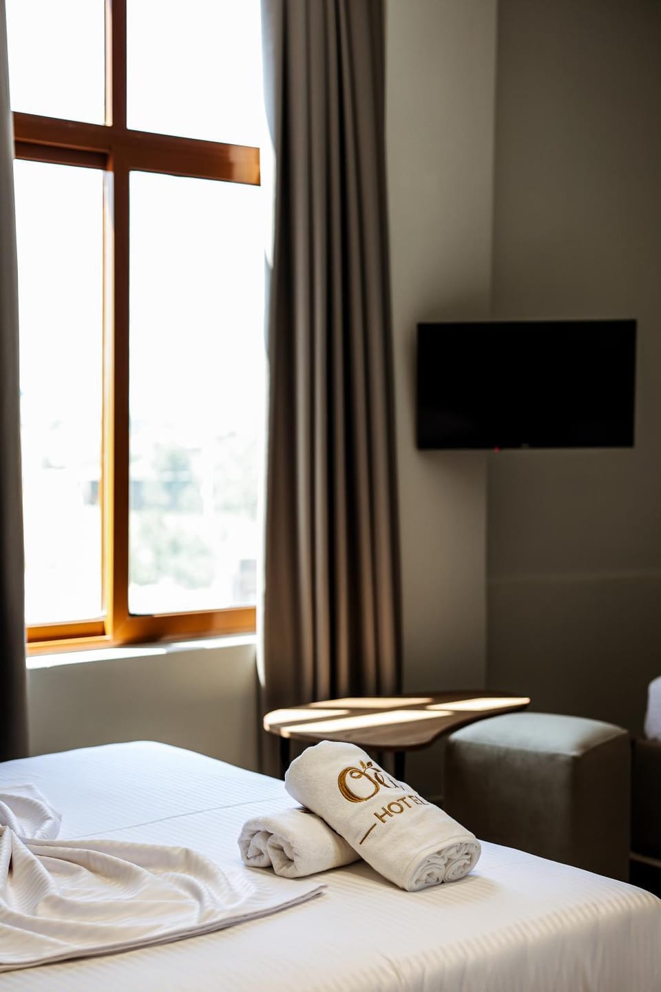 Bed, TV and multimedia, Photo of the whole room, Bedroom, towels