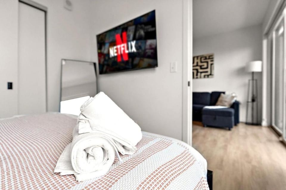 W322 Cozy Luxury 1Bedroom Condo In Downtown Minneapolis, Minutes From Minneapolis Convention Center & US Bank Arena Apartment in Loring Park