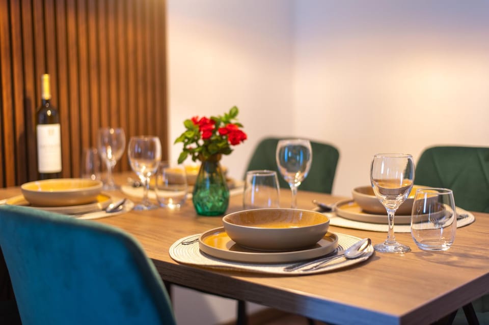 Food and drinks, Seating area, Dining area