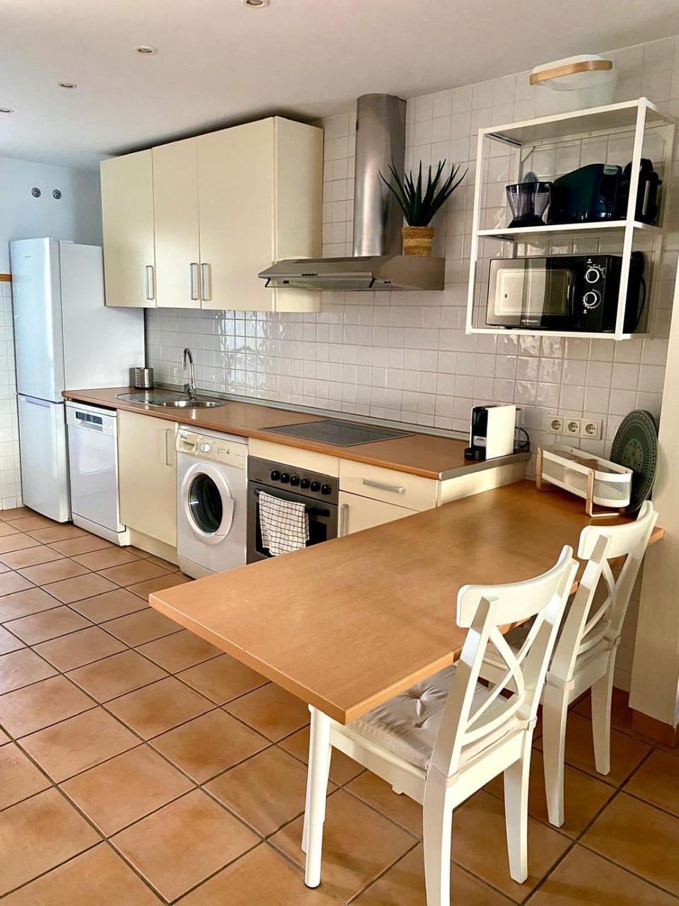 Dining area, dishwasher, oven, stove, toaster, washing machine