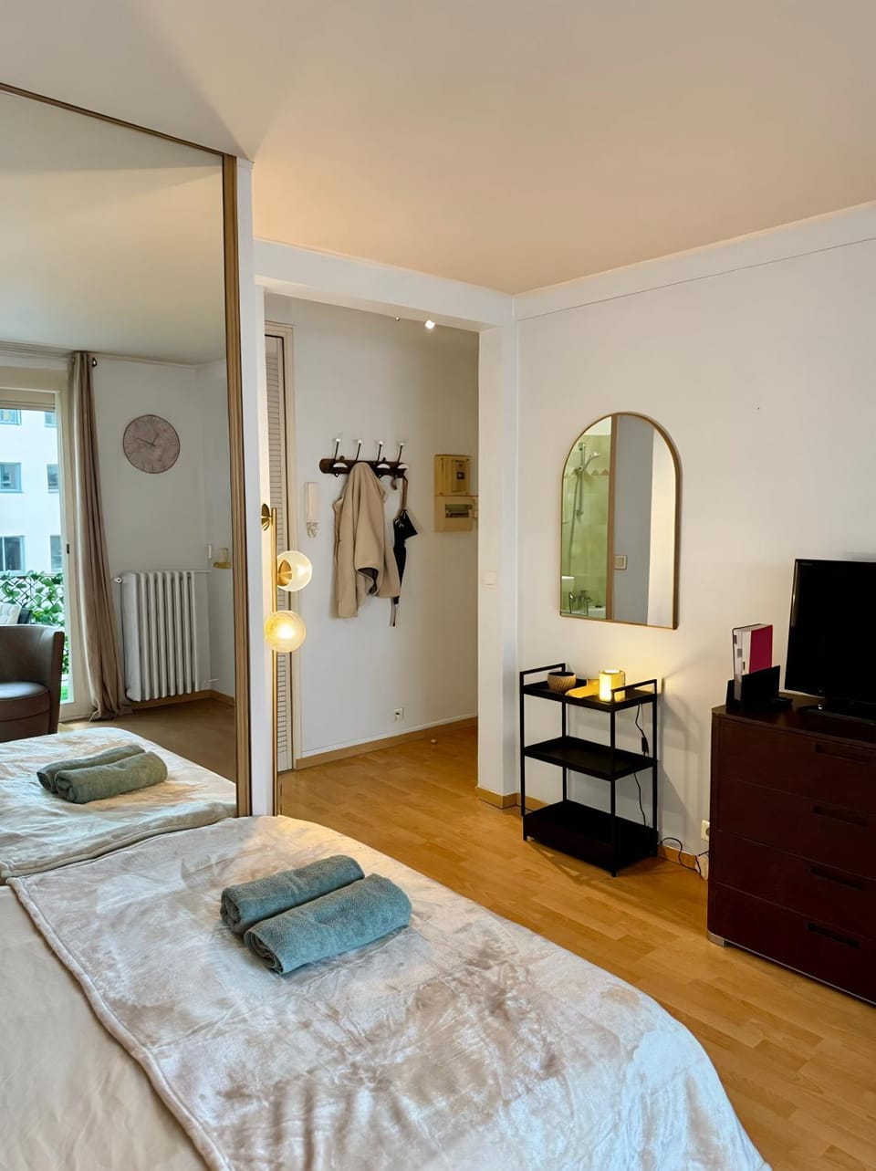 Stylish Studio w Balcony in 16th - Eiffel Tower Apartment in Paris