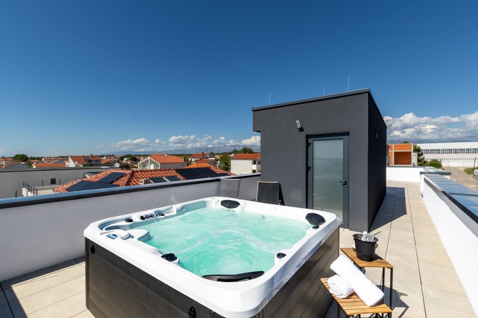 Hot Tub, Hot Tub