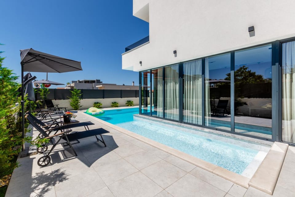 Patio, Pool view, Swimming pool, sunbed