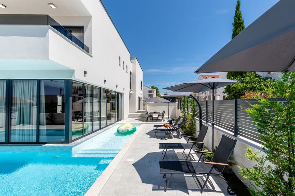 Balcony/Terrace, Swimming pool, sunbed