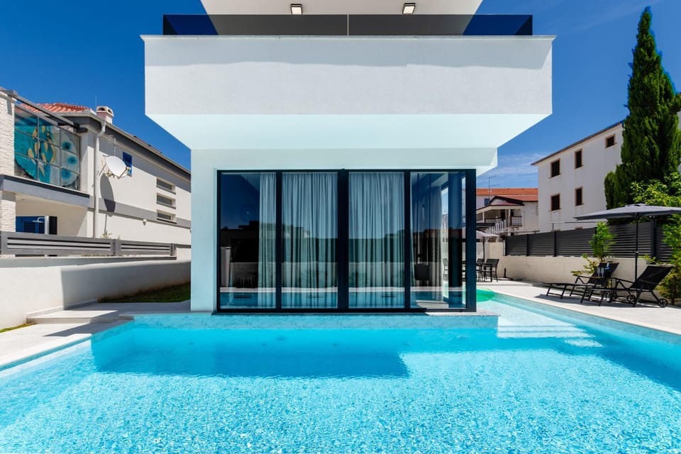 Property building, Patio, Day, Pool view, Swimming pool, sunbed