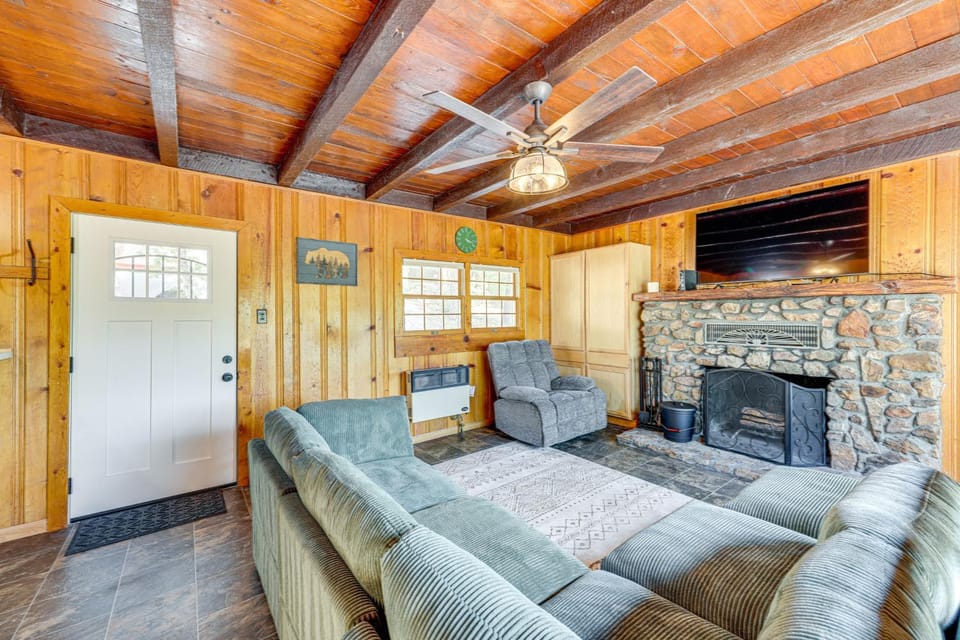 Between Big Bear and Lake Arrowhead - Cabin with View! Cabin in Running Springs