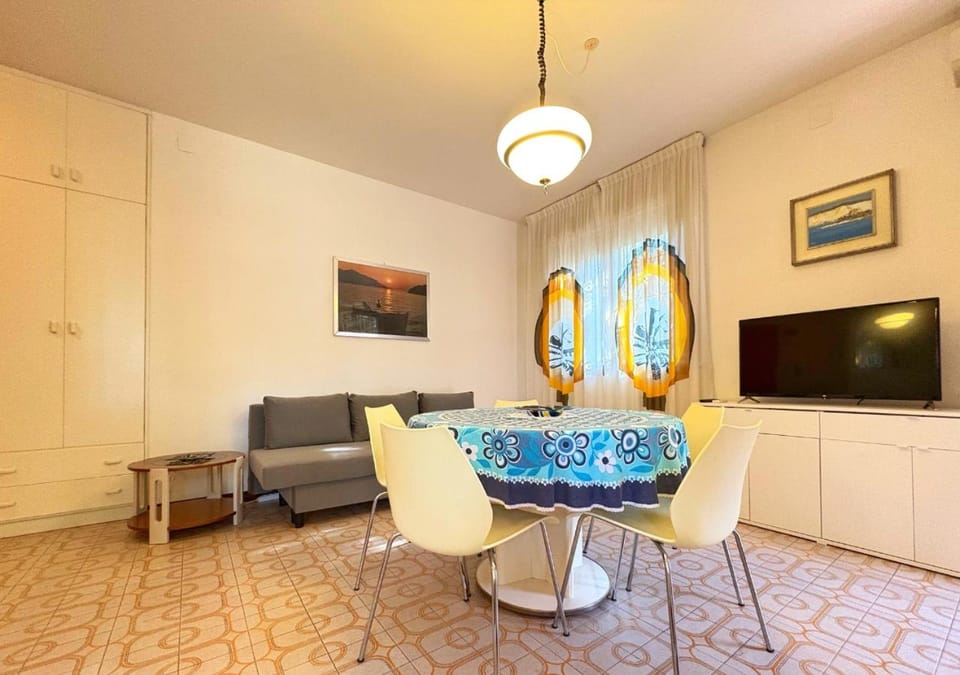 Communal lounge/ TV room, TV and multimedia, Living room, Seating area, Dining area, Evening entertainment, heating, internet, air conditioner