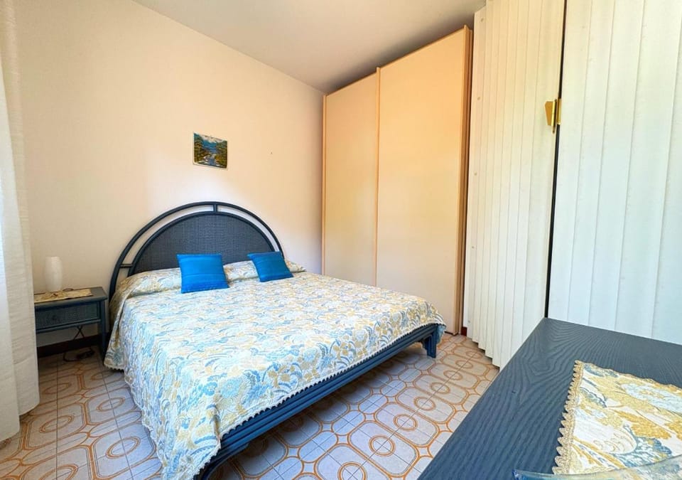 Bed, Winter, Summer, Photo of the whole room, Bedroom, Seasons, internet, wardrobe, air conditioner
