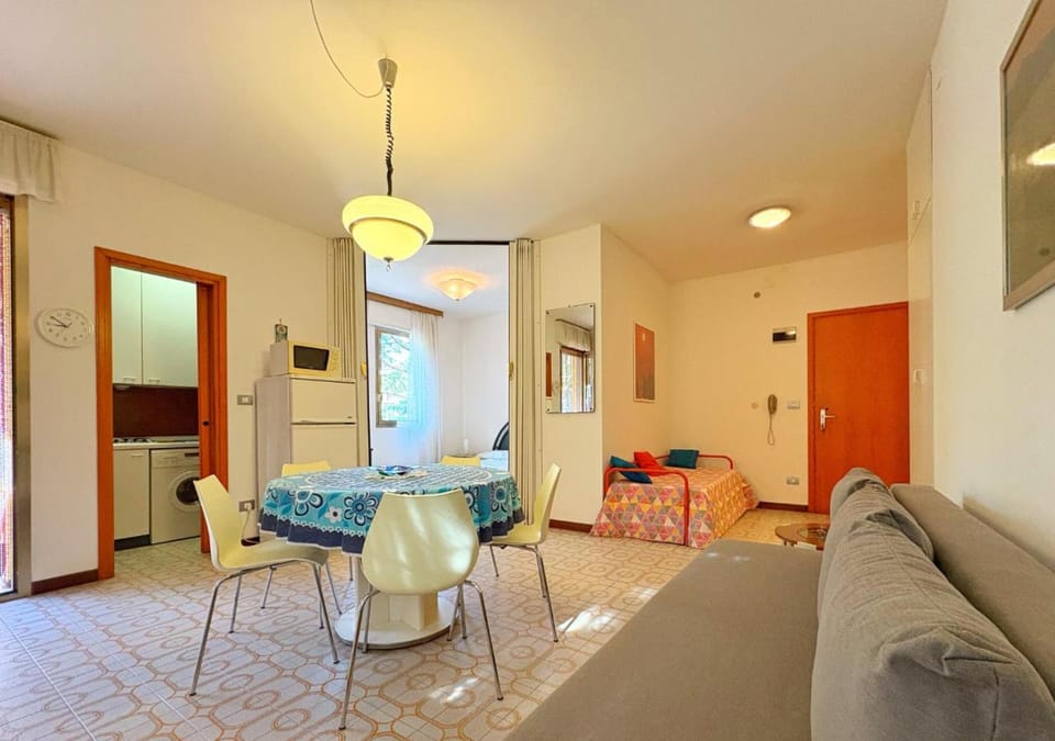 Winter, Living room, Seating area, Dining area, Lunch, Seasons, heating, internet, air conditioner