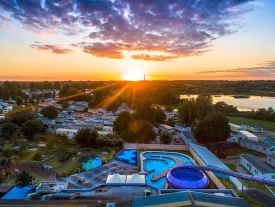 Property building, Restaurant/places to eat, Swimming pool, Breakfast