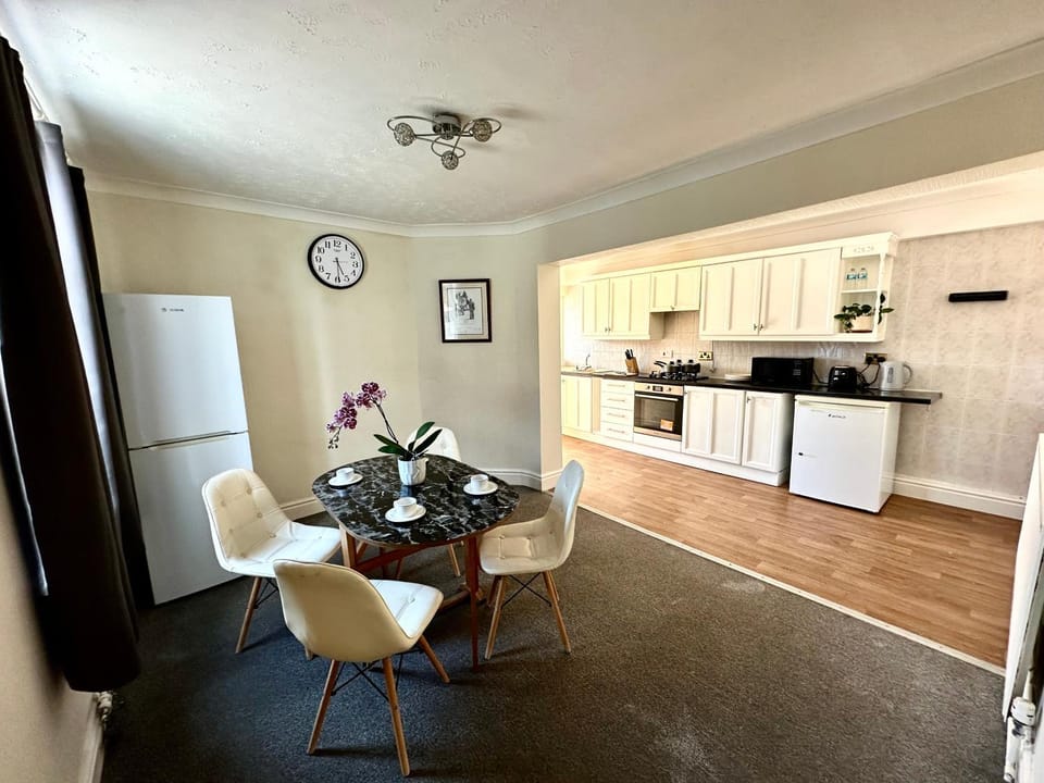 Kitchen or kitchenette, Kitchen or kitchenette, Dining area, oven, stove, toaster