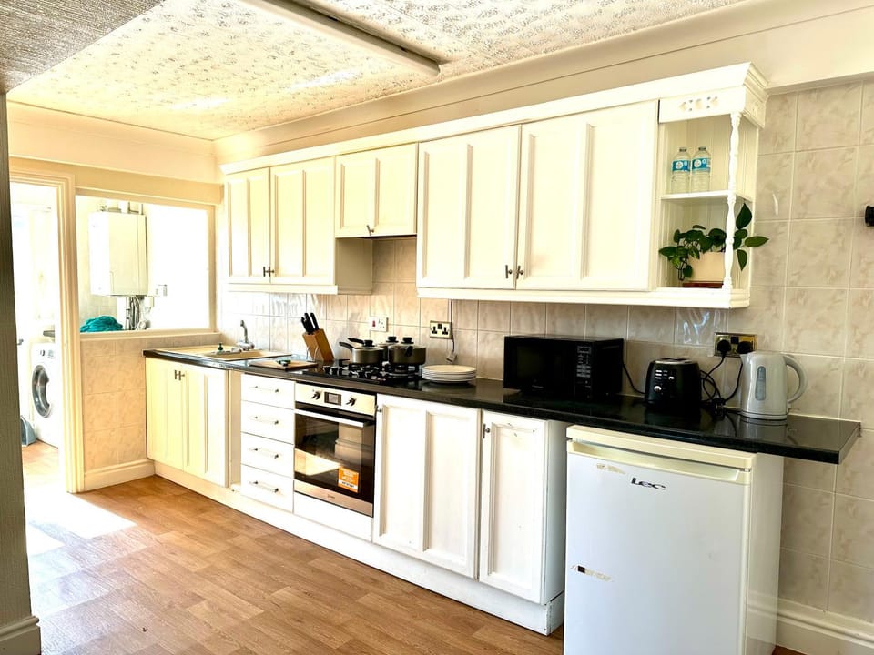 Kitchen or kitchenette, Kitchen or kitchenette