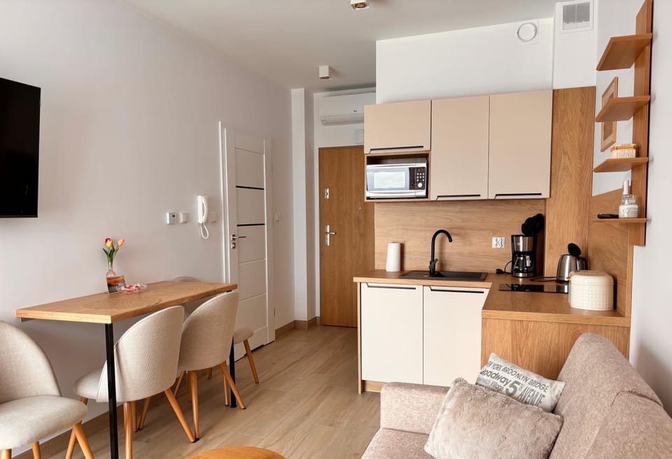 Coffee/tea facilities, Kitchen or kitchenette, Dining area, dishwasher, oven