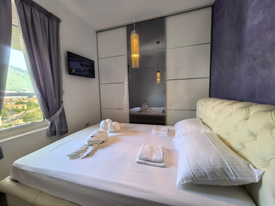 Bed, TV and multimedia, Photo of the whole room, Bedroom, towels