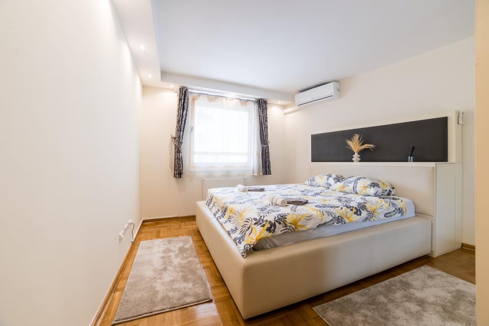 Bed, Bedroom, wardrobe, air conditioner, air conditioner