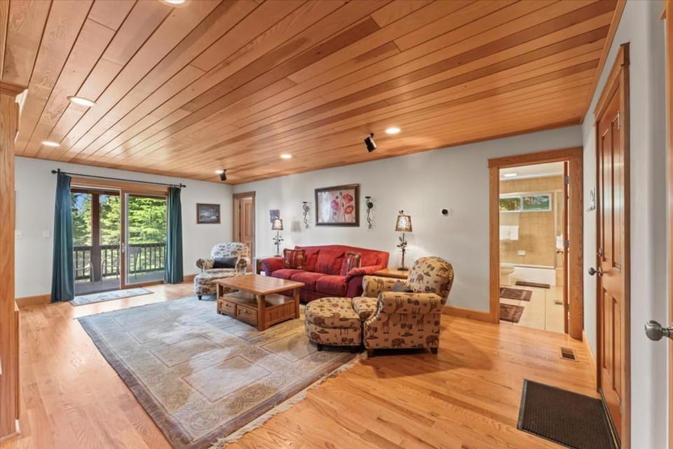 Wooded Escape in Tahoe Vista Private Hot Tub House in Tahoe Vista