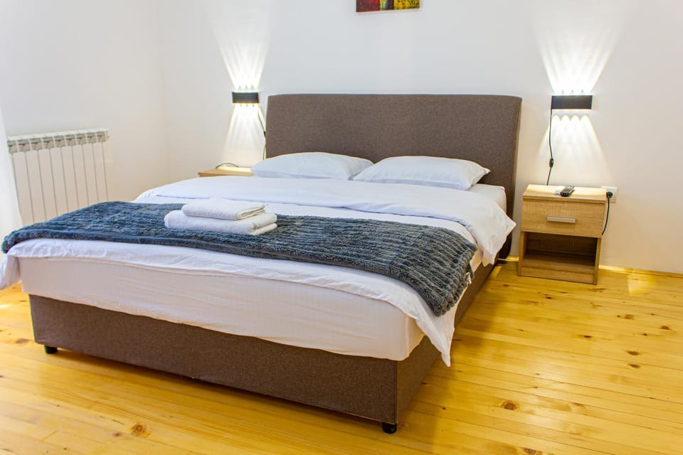 Bed, Bedroom, heating, towels
