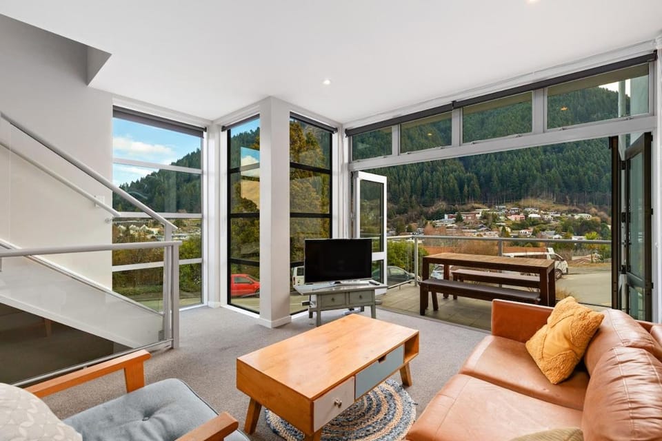 At Home on Hallenstein, entire 3 bedroom townhouse Apartment in Queenstown