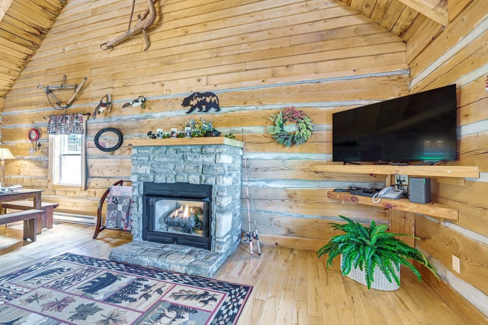 2 Mi to Mabry Mill: Mtn-View Cabin w/ Porch! Cabin in Virginia